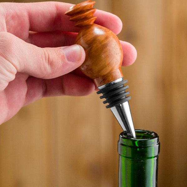 Sử dụng wine stopper để ngăn oxi tiếp xúc với rượu vang